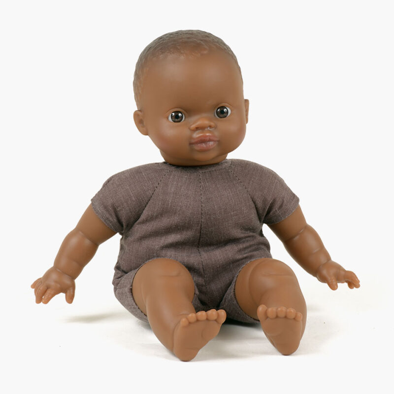 minikane-collection-accessoires-et-dressing-poupees-babies-28cm-ondine-petite-fille-afrique-assis